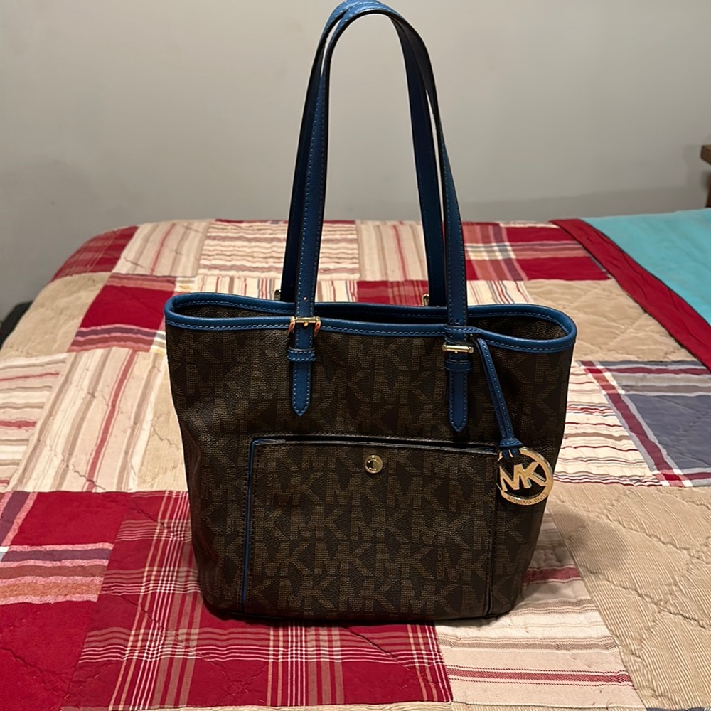 Micheal kors jet set medium snap pocket tote with bag